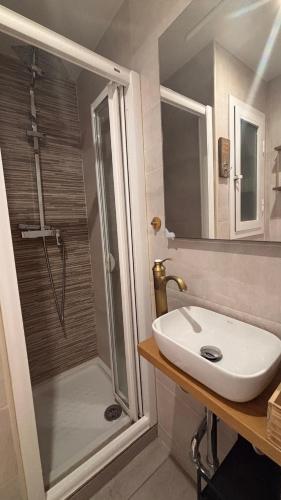 a bathroom with a sink and a shower at Apartamento Centre Blanes in Blanes