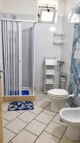 a bathroom with a shower and a toilet at Appartamenti Villa Verde in Caprioli