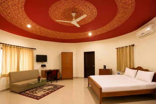 a bedroom with a bed and a ceiling with a clock at Sunrise Dreamworld Resort in Chonp