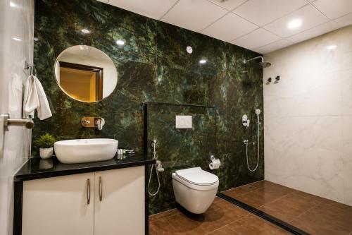 a bathroom with a toilet and a sink and a shower at Sunrise Dreamworld Resort in Chonp