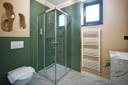 a bathroom with a shower and a toilet at Residence by Carol&Vladi in Târgu Ocna