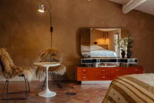 a bedroom with a bed and a dresser and a mirror at Casa tudo bem in Pernes-les-Fontaines