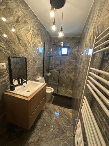 a bathroom with a sink and a shower at Rifugio Blu in Costinesti
