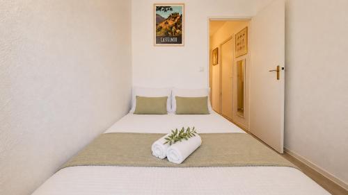 Cosy Catalan apartment, AC, walk to beach and shops