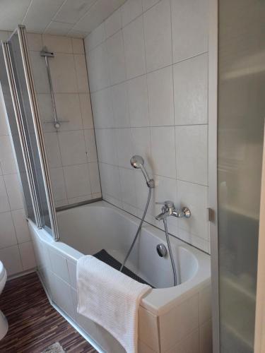 a bathroom with a bath tub with a shower at Ferienwohnung Saskia in Hammelburg