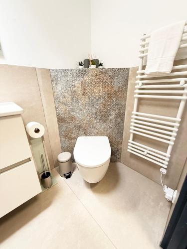 a bathroom with a white toilet in a room at Utkiek in Fehmarn