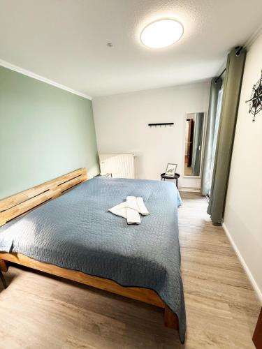 a bedroom with a bed with a blue comforter at Utkiek in Fehmarn
