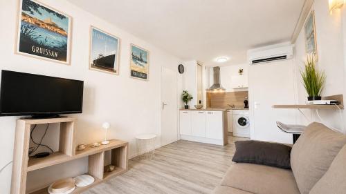 Cosy Catalan apartment, AC, walk to beach and shops