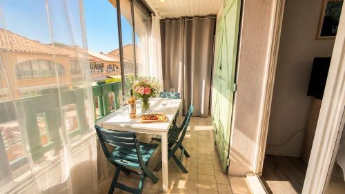 Cosy Catalan apartment, AC, walk to beach and shops