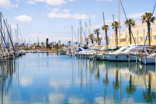 Cosy Catalan apartment, AC, walk to beach and shops