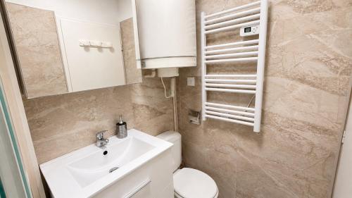 Cosy Catalan apartment, AC, walk to beach and shops