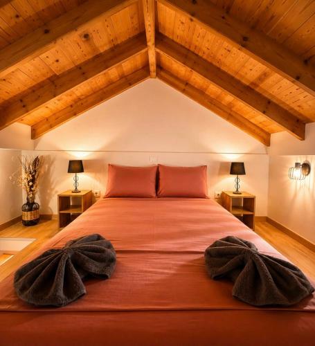ein großes Bett in einem Zimmer mit Holzdecke in der Unterkunft TheAiryLoft in Mytilini