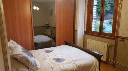 une petite chambre avec un lit et un miroir dans l'établissement Camden House, à Aubry-le-Panthou