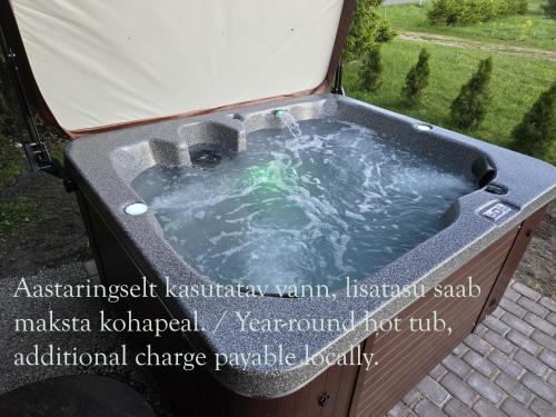ein Whirlpool in einem Zelt mit Wasser darin in der Unterkunft Kuusekoda in Käina