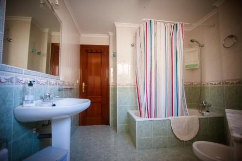 y baño con lavabo y ducha. en MAQUINILLA PORTAL 4A, en Nerja