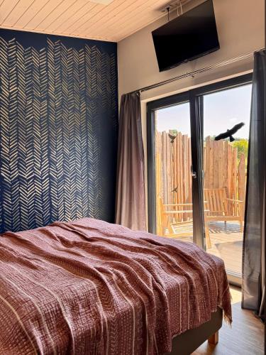 a bedroom with a bed and a tv and a window at Luxus Kutsche in Grafengehaig