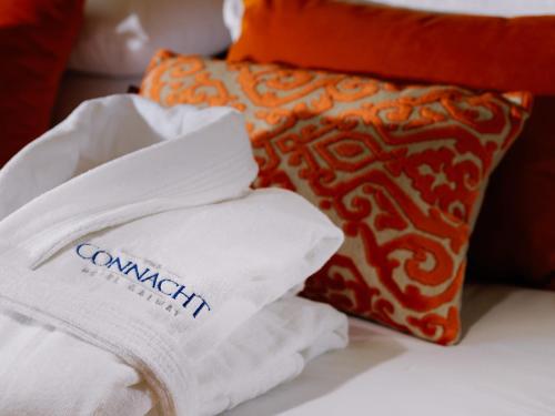Voodi või voodid majutusasutuse The Connacht Hotel toas