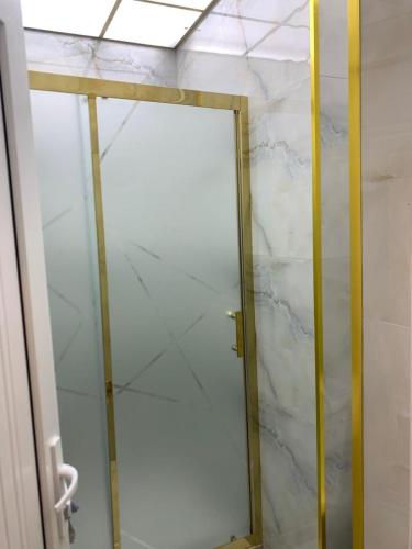 eine Dusche mit Glastür im Badezimmer in der Unterkunft Террас 5 in Astara