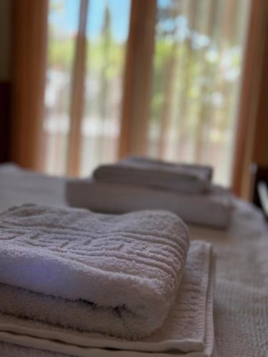 Ein Haufen Handtücher lag auf einem Bett. in der Unterkunft Karfas Hideaway in Karfás