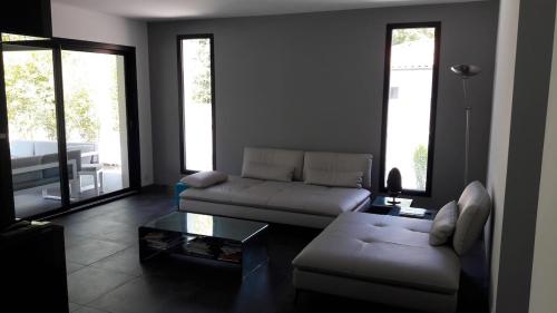 a living room with a couch and a coffee table at Villa proche de Bordeaux in Gradignan