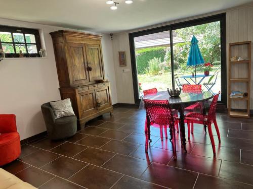 a dining room with a red table and chairs at Appartement 55 m2 proche de la plage in Sévrier