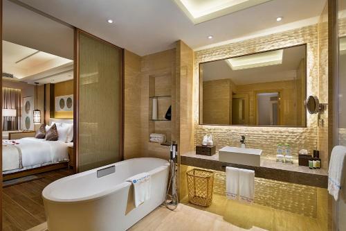 Kúpeľňa v ubytovaní Wyndham Grand Plaza Royale Wenchang