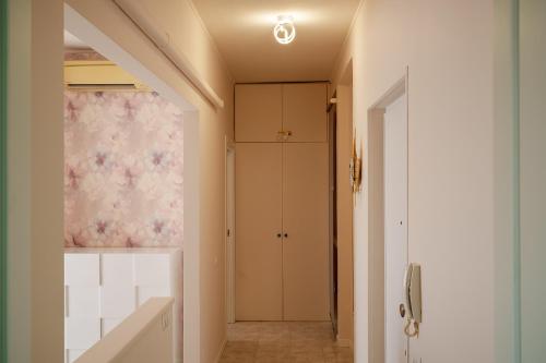 a hallway with a door leading to a bathroom at Casa Thaila - Box auto gratuito in Milan