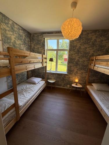 a room with two bunk beds and a window at Stationshuset i Immeln in Immeln