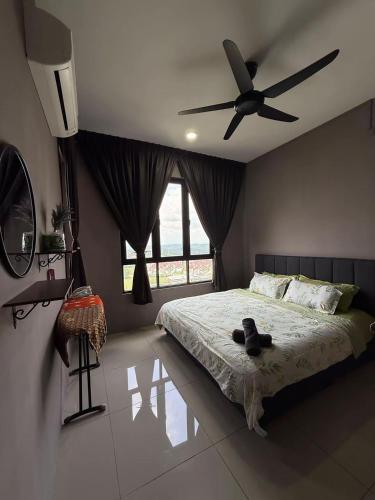 a bedroom with a bed with a ceiling fan at Alisha Homestay at Residensi KLIA near KLIA AIRPORT,SEPANG CIRCUIT,USIM,BANDAR ENSTEK in Nilai
