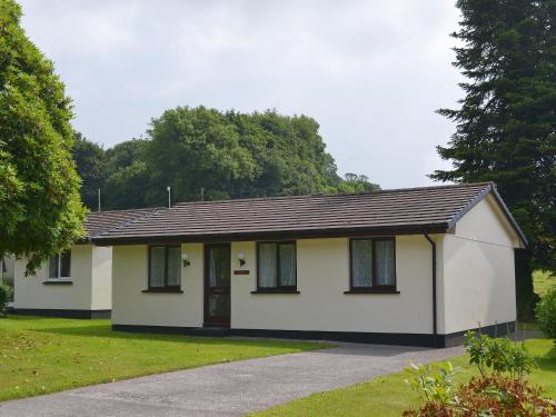 a small white house with a black roof at Tresco - B6520 in Saint Cleer