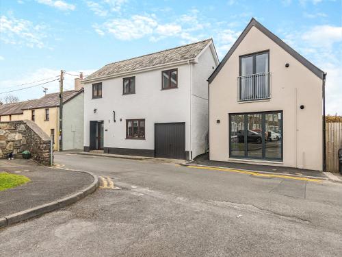 ein weißes Haus an einer Straßenseite in der Unterkunft Flat 2 - Uk49045 in Narberth