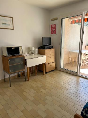 Bright apartment, 5-minute walk to Hyères beach
