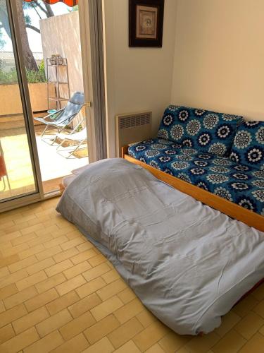 Bright apartment, 5-minute walk to Hyères beach