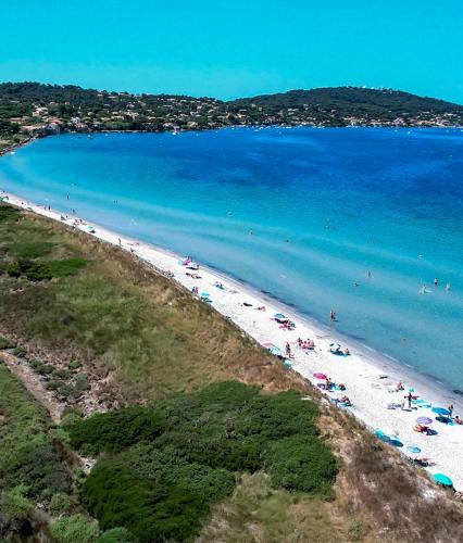 Bright apartment, 5-minute walk to Hyères beach