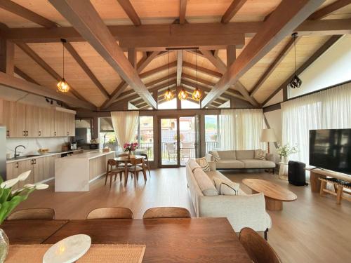 ein Wohnzimmer mit Sofa und Tisch in der Unterkunft REY Chalet in Vatra Dornei