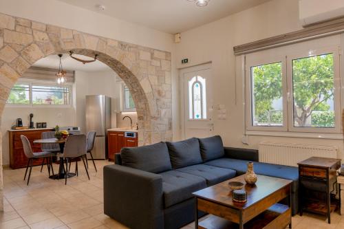 Casa Di Tzaki Stone House with Fireplace, Garden & BBQ