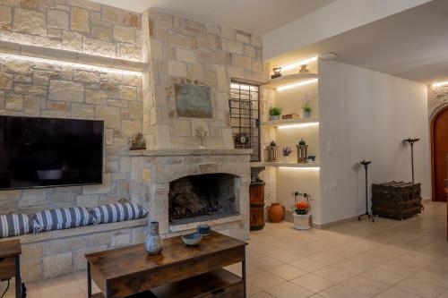 Casa Di Tzaki Stone House with Fireplace, Garden & BBQ
