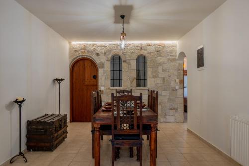 Casa Di Tzaki Stone House with Fireplace, Garden & BBQ