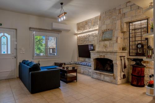 Casa Di Tzaki Stone House with Fireplace, Garden & BBQ