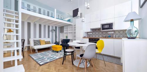 cocina y sala de estar con mesa y sillas en Standard Apartment by Hi5 - Chainbridge, en Budapest