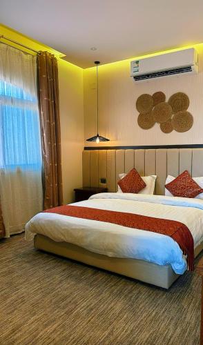 a hotel room with a large bed and a window at سديم الفجر للنزل السياحية بيوت عطلات وشاليهات - فئه اقتصادى in Taif