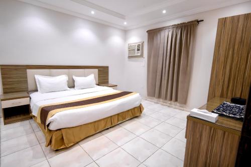 a bedroom with a large bed in a room at شقق شاطئ الواحة in Jeddah