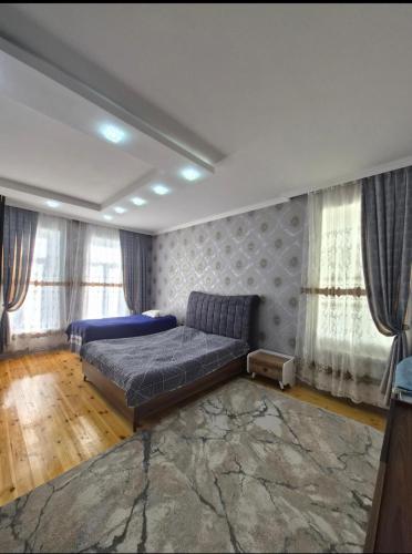 a bedroom with a bed and some windows at Qebele gunluk ev in Bum