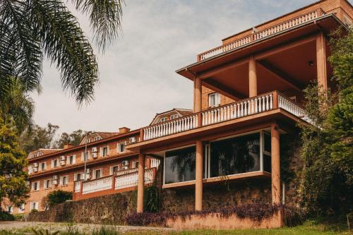ein Gebäude mit einem Balkon an der Seite in der Unterkunft Farina Park Hotel in Bento Gonçalves