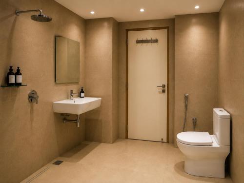 a bathroom with a toilet and a sink at Hotel Vrindavan Sultanpur in Sultānpur