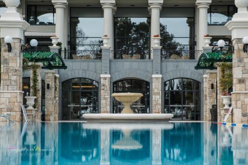 Astor Garden Hotel — Pool view