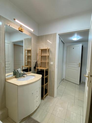 Le Grand Palais de la Méditerranée - Luxury 2BR in Hyatt Residence, Direct Beach Access, Promenade des Anglais - Top Choice In Nice
