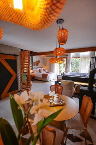 a living room with a table and a couch at Fruto Vermelho Pousada in Pedra Menina