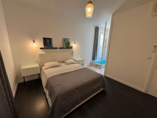 a small bedroom with a bed and a window at Bellavita in Courpière