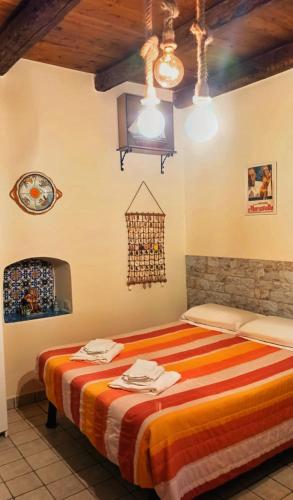 a bedroom with a bed in a room at La MARUZZELLA in Vietri sul Mare